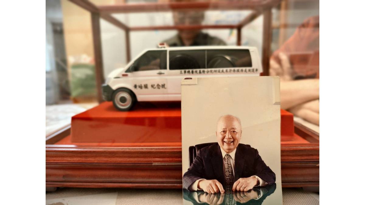 救護車裡的父女情： 當愛化作希望的輪子。照片為已故黃培暨將軍