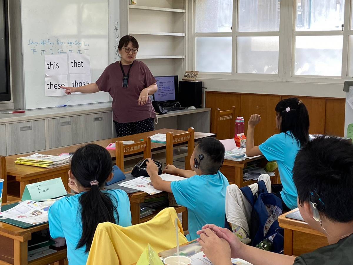 臺北啟聰學校許瑞蓮老師以耐心與愛心改變學生的人生，榮獲全國「卓越特殊教育人員」肯定