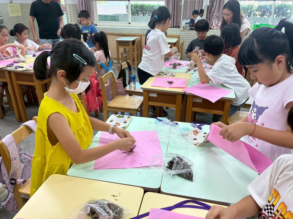 學員利用中藥材製作防蚊香包