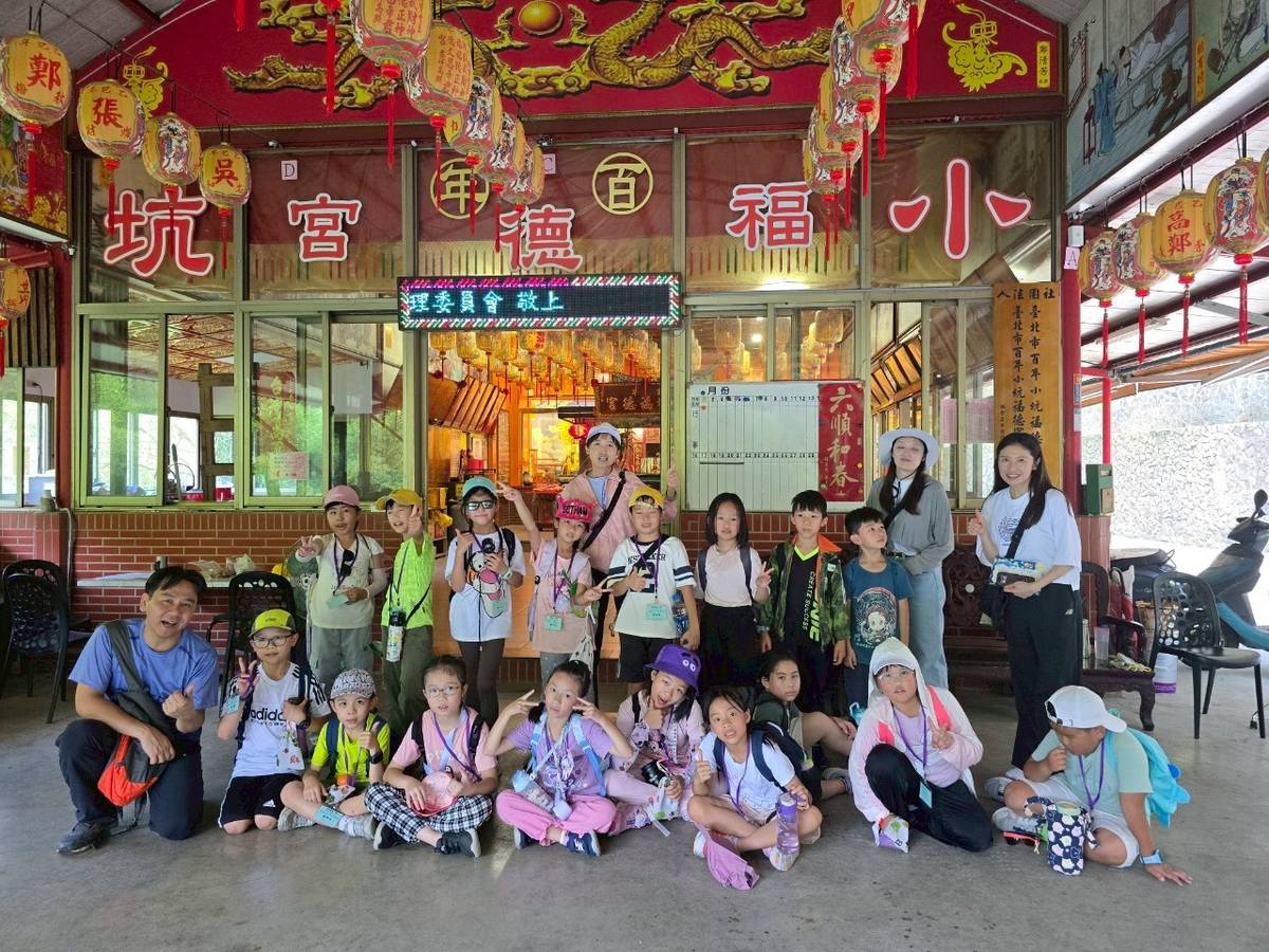 學員走訪小坑溪百年土地公廟