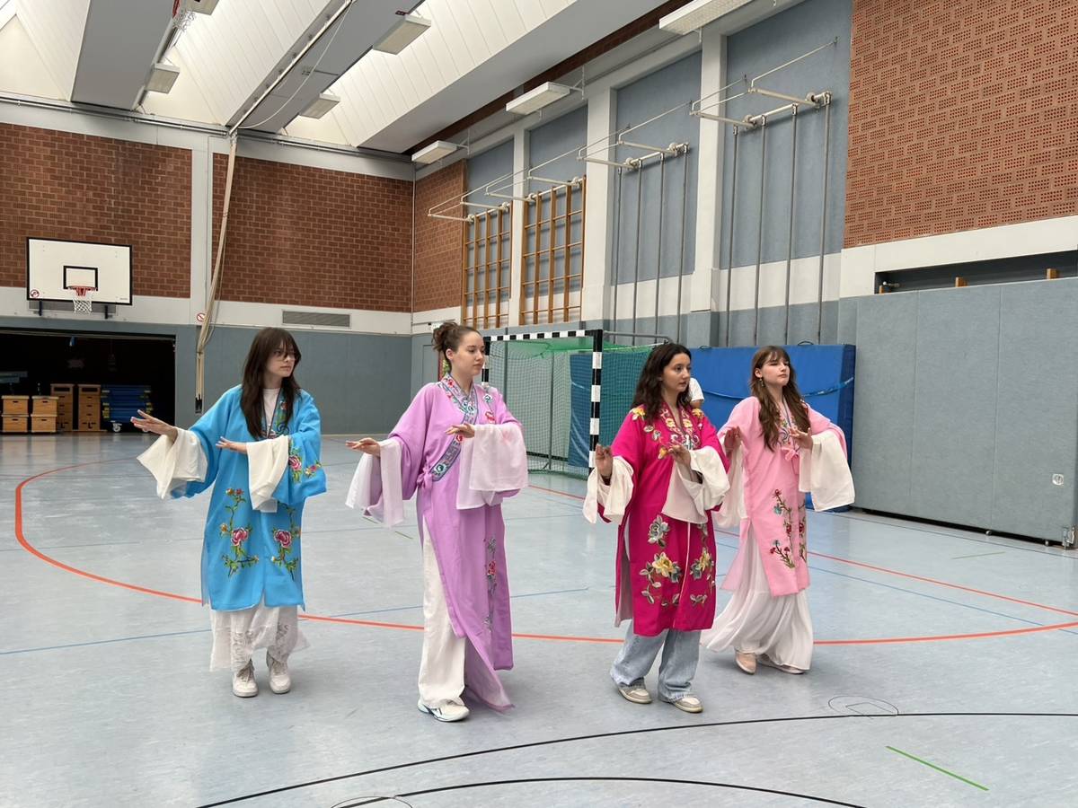 德國學生體驗京劇水袖表演藝術。(戲曲學院提供)