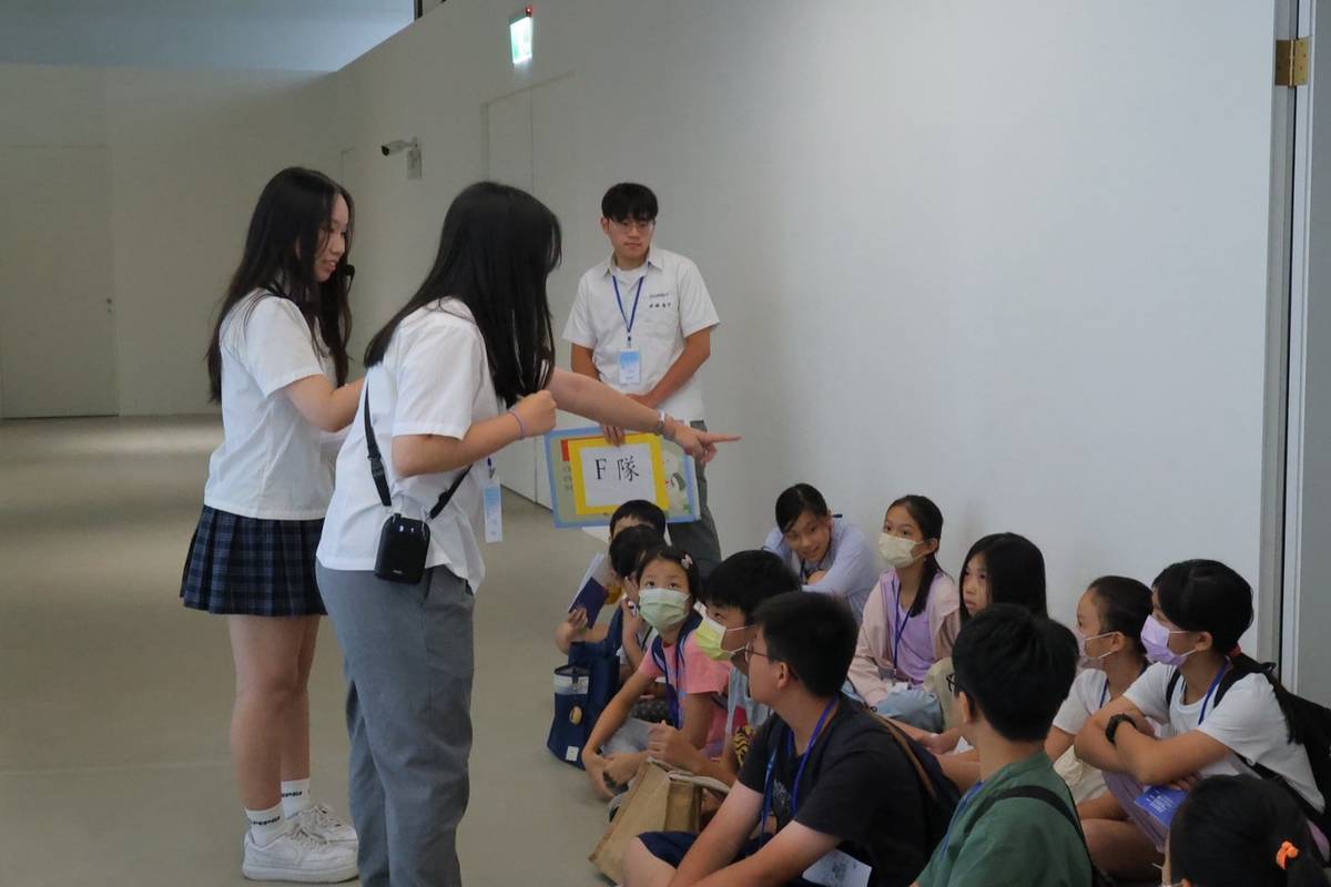 南港高中志工為學員導覽卡帶牆