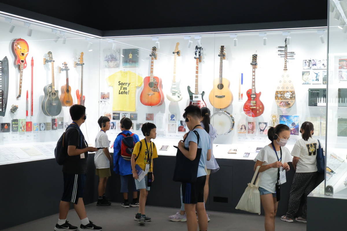 學員在臺北流行音樂中心認識流行音樂的發展歷程