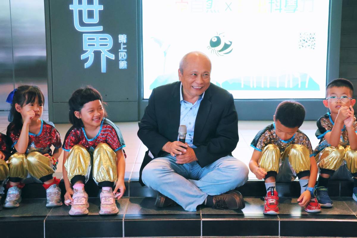 科博館黃文山館長和小朋友一同體驗幼兒科學園。（圖：科博館提供）