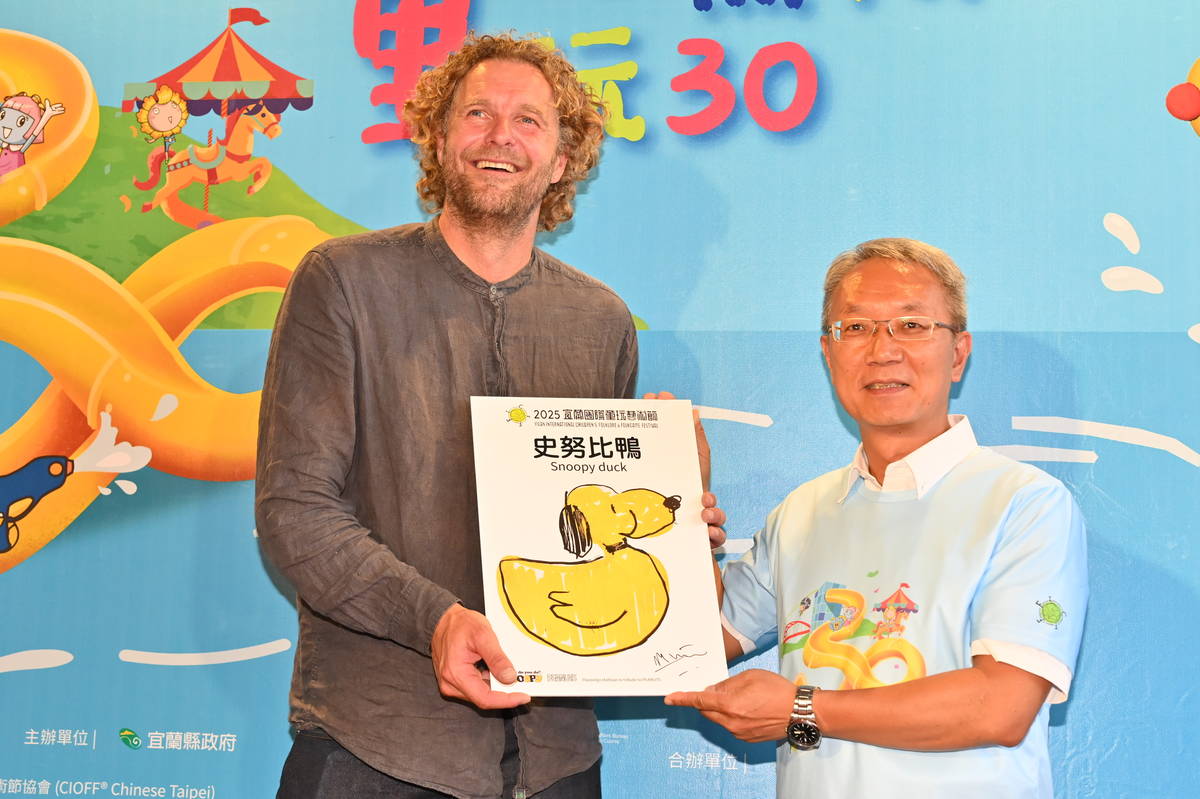 霍夫曼並特別致贈親筆簽名的《史努比鴨》複製手稿，作為對宜蘭的紀念與祝福，由宜蘭縣代理縣長林茂盛與縣議會議長張勝德代表接收，典藏於縣府與議會，象徵藝術與地方文化的美好連結。(宜蘭縣政府提供)