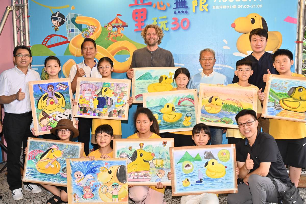 霍夫曼首次與《史努比鴨》本尊相見歡，親自分享創作理念。(宜蘭縣政府提供)