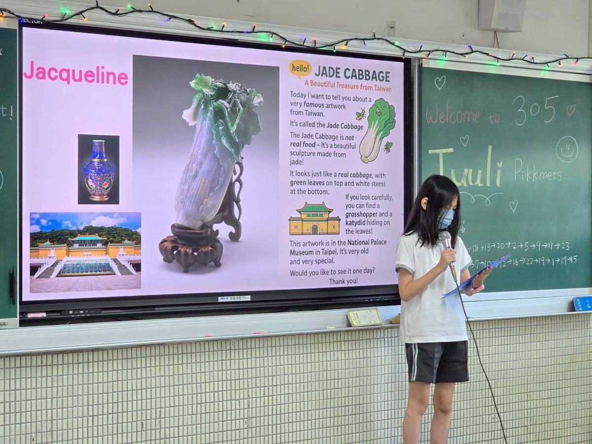 萬興學生用英語向Tuuli介紹故宮國寶