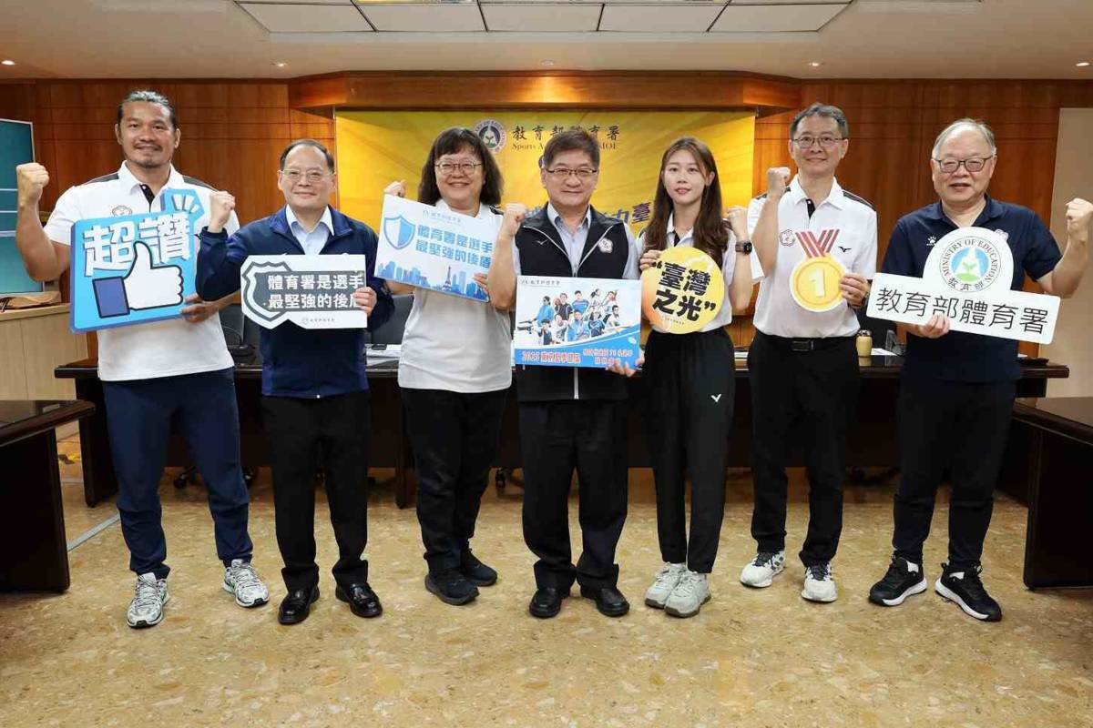 體育署自108年起對聽障優秀選手挹注培訓經費、培植國家接班梯隊、培育青年潛優選手，以強化優秀聽障選手的競技實力。(左起田徑代表隊安慶隆教練、體育署全民運動組呂宏進組長、保齡球代表隊周妙玲教練、洪志昌副署長、網球林家文選手、保齡球謝盛福選手、中華民國聽障者體育運動協會趙玉平秘書長)