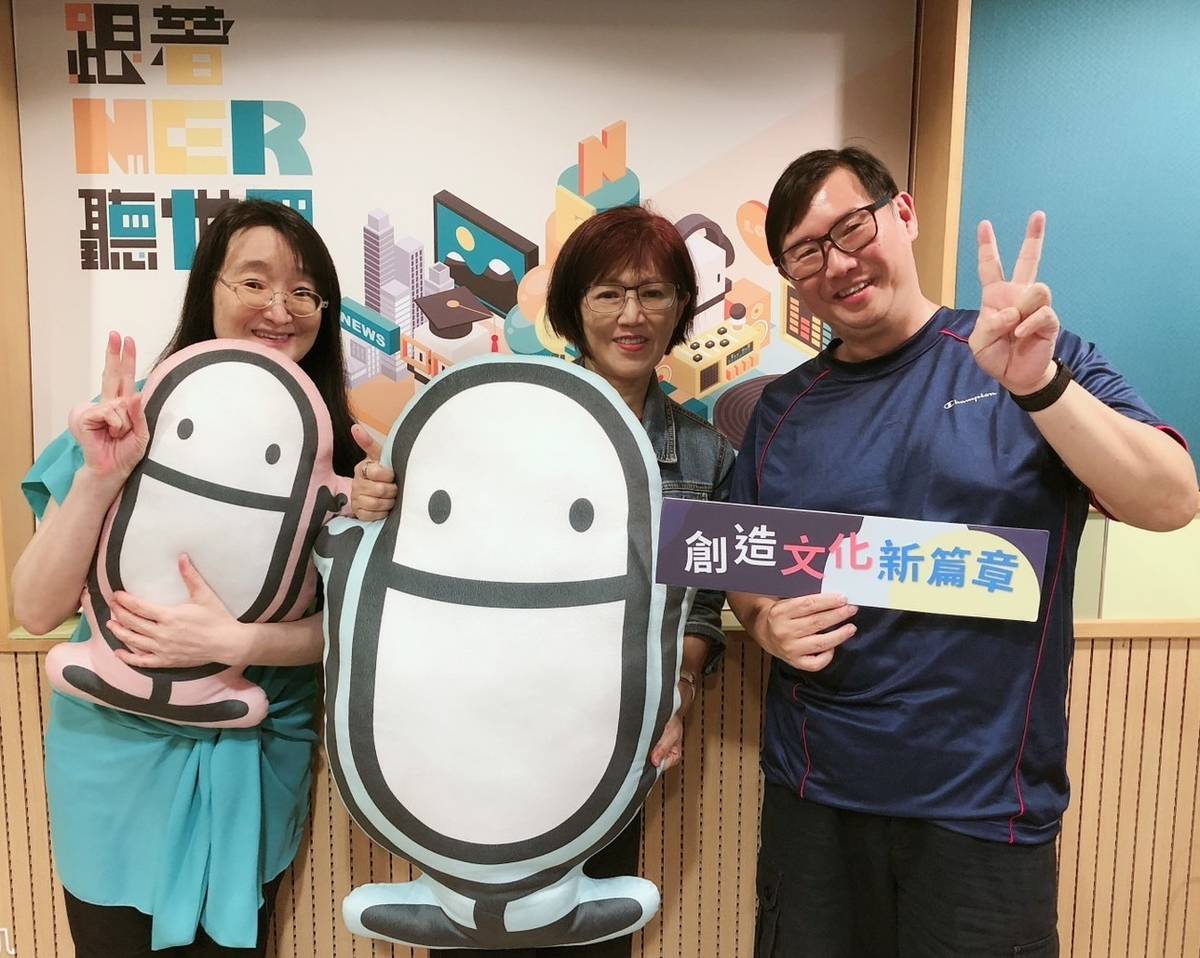 來賓徐瑞希理事長(中)與主持人們