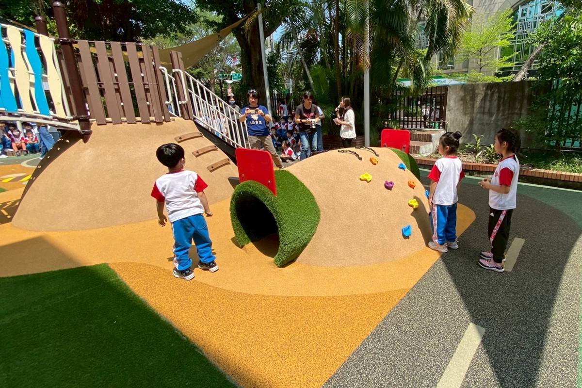 日新國小兒童遊戲場，讓幼兒園孩子盡情玩樂