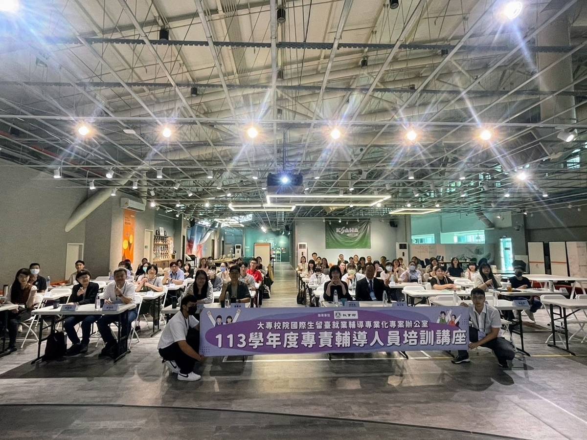 專責輔導人員培訓高雄場大合照。(教育部提供)