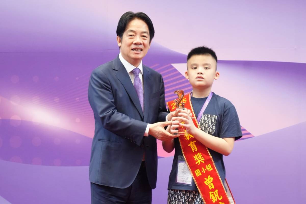 賴清德總統頒發總統教育獎，肯定曾釩銨不畏艱難的勇氣。(教育部提供).JPG