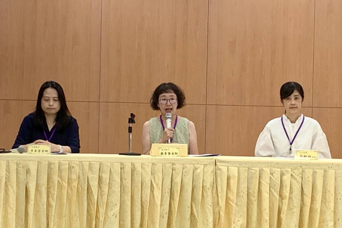 臺北市高中公民與社會科教師群，左起內湖高中李美萱老師、
成功高中蘇青葉老師、中山女高吳毓琳老師 (記者攝)
