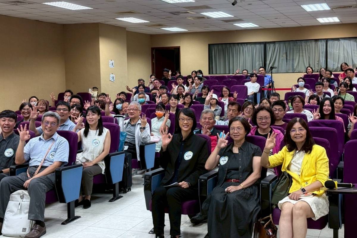 113學年度普高工作圈及學科中心研發成果分享會—貴賓、講師及與會教師大合照(照片來源:國教署)