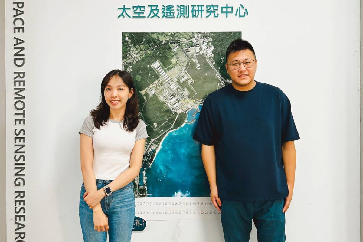 中央大學太空及遙測研究中心許伯駿助理教授(右)及博士候選人阮喬艷(左)
