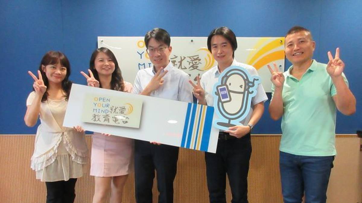左起 節目主持人 （ 臺中市立向上國中黃聖心組長、臺中市政府教育局本土語文指導員李亭教師）來賓 （臺中市政府教育局體育保健科 吳俊瑯課程督學 、臺中市潭子區頭家國小教務主任邱柏勳主任）教育電台常罡。
