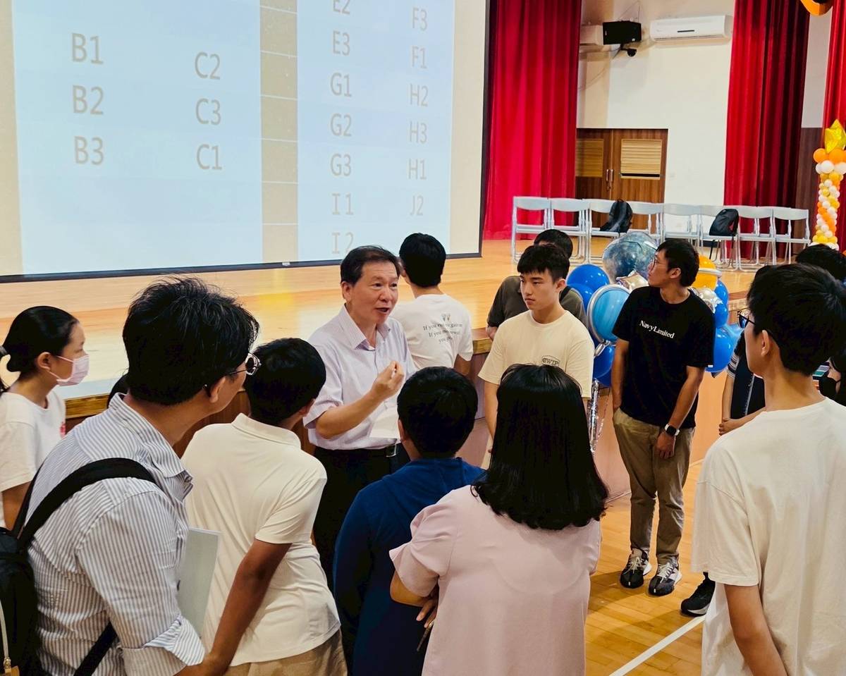 參加全國科展的學生進行發表，由教授給予選手回饋與建議