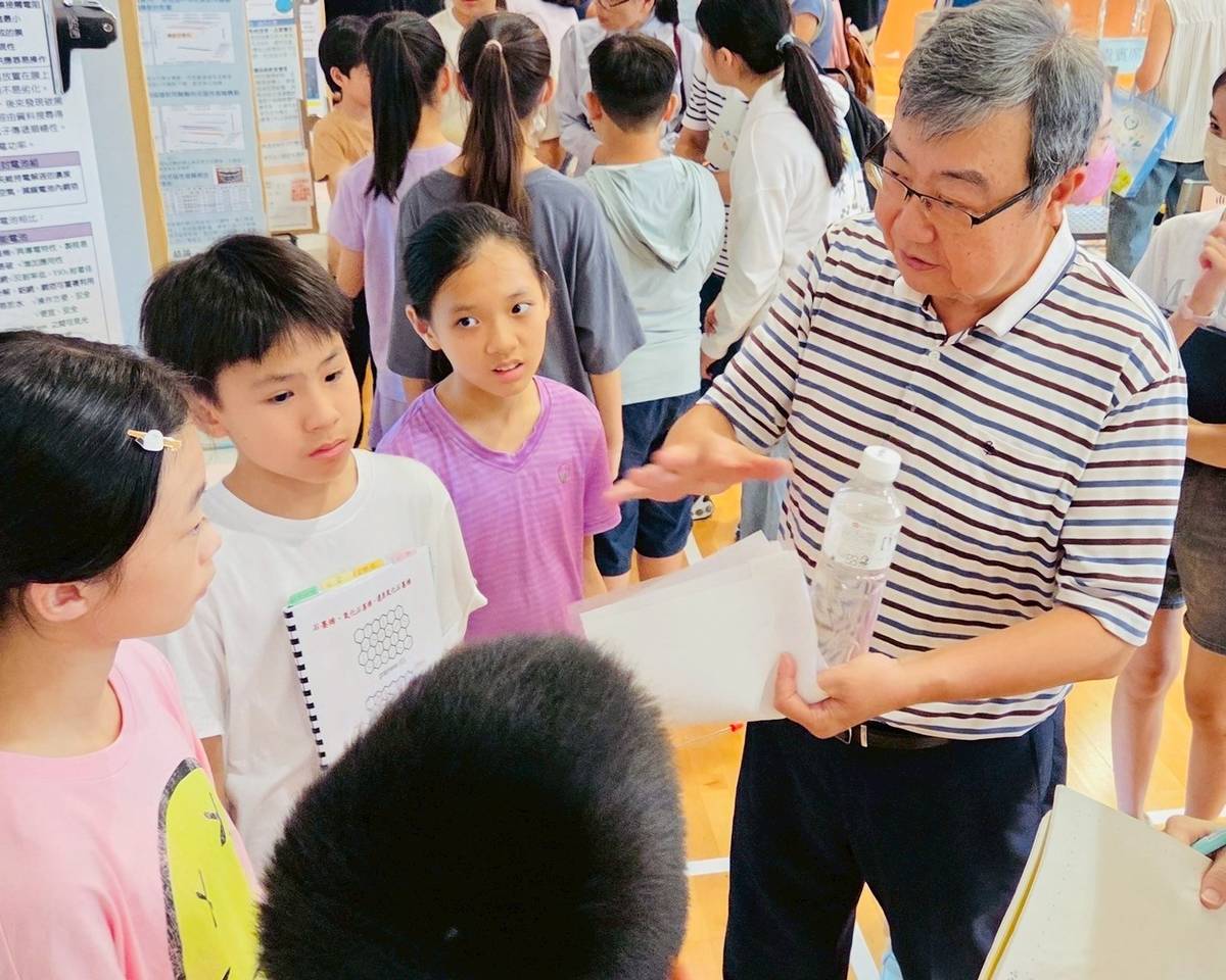成果發表會上由專業教授模擬實際評審情況，與參展學生進行問答