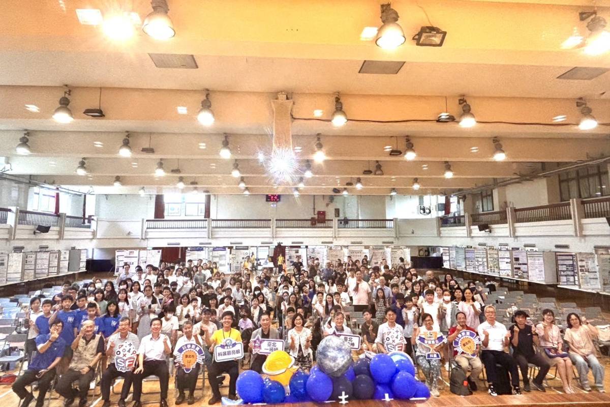 臺北市教育局為激勵全國科展代表隊師生士氣，在中正國中舉行全國科展代表隊授旗典禮