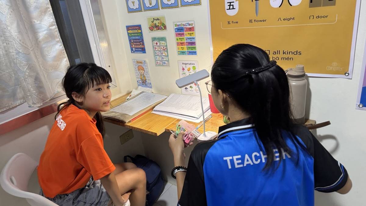 學生接受一對一英語輔導（圖源：國聖國小）