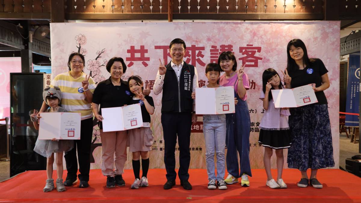 （右二組）林怡姍與張萁羽獲得世代組特優（圖源：臺中市客委會）