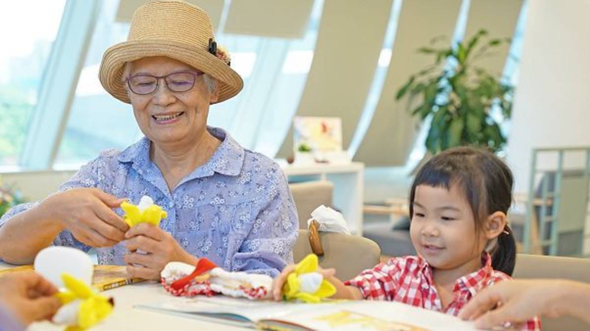 銀力繪本區祖孫互動