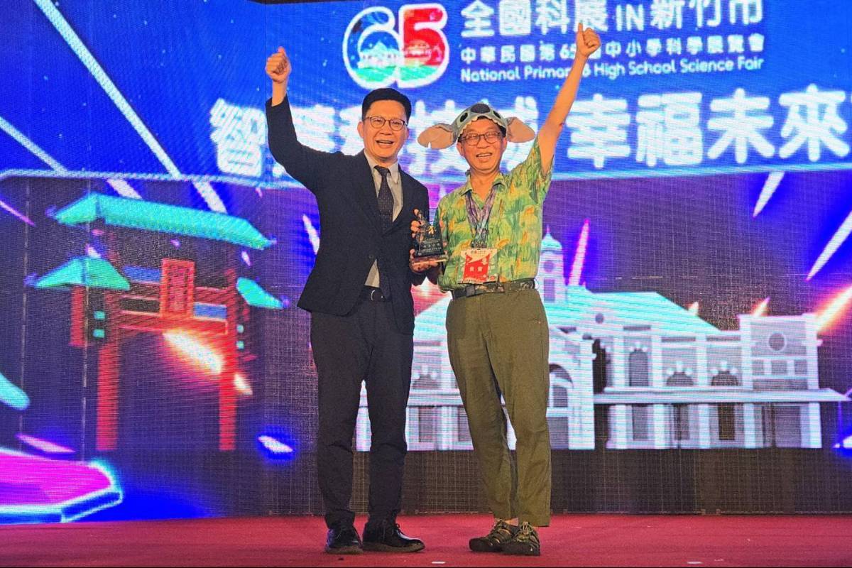 教育部政務次長張廖萬堅頒獎予彰化縣陽明國中教師蔡名峯（圖源：陽明國中）