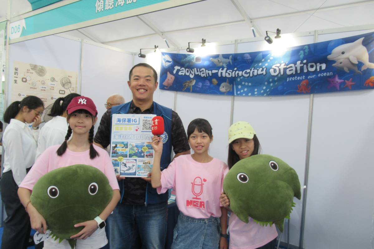 小記者游芮希、簡子晴、李璦嘉(左至右)採訪海洋保育署桃竹保育站。