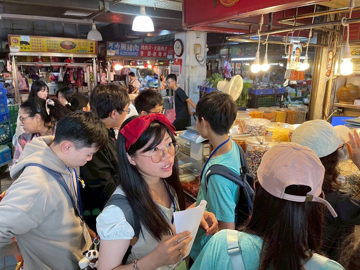 美國師生參觀木新市場，和攤商交流