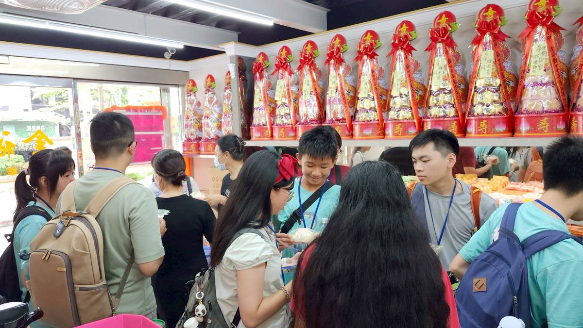 美國師生在木柵在地漢餅店認識壽桃