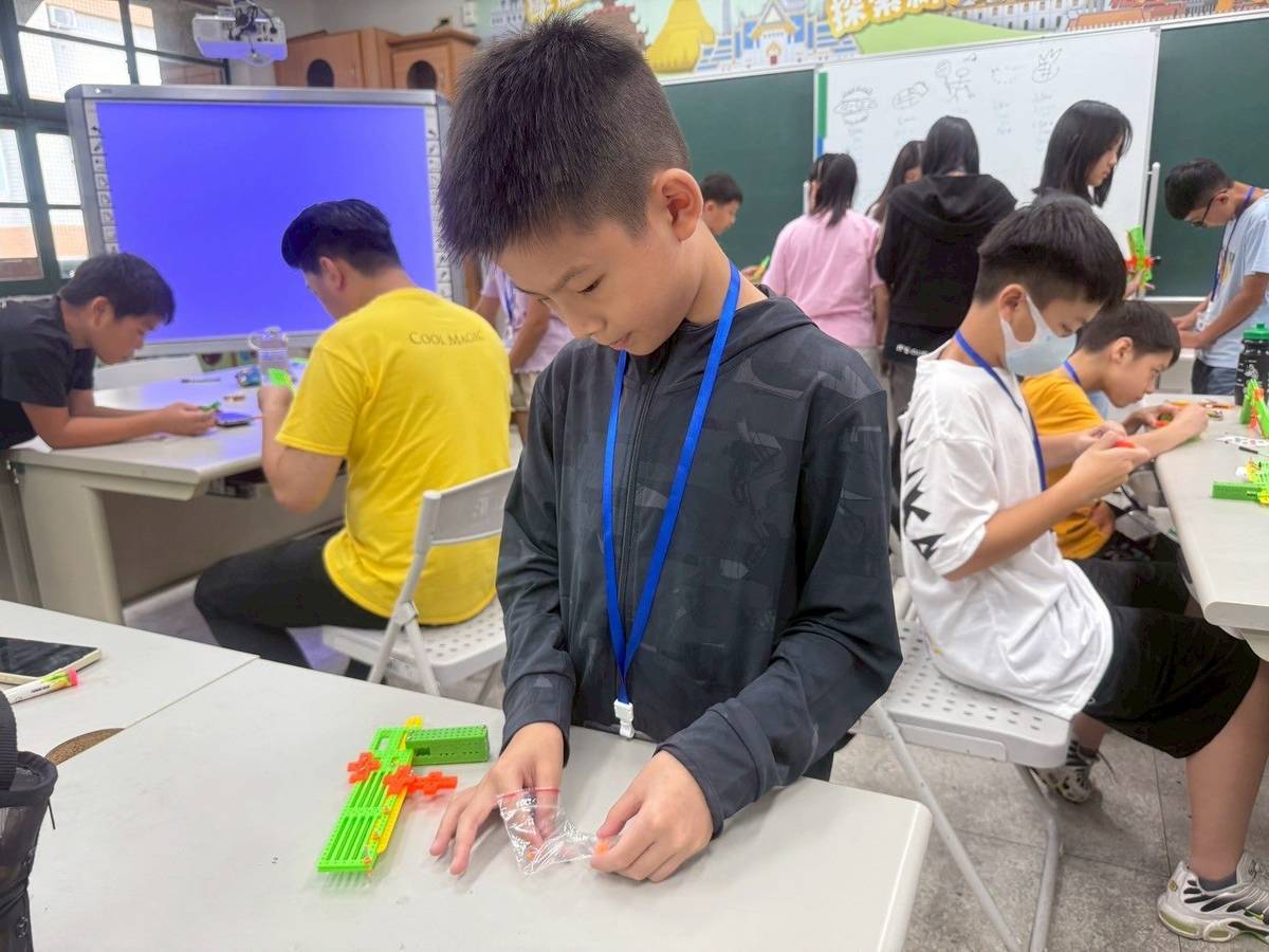 結合遊戲化與實作導向課程，讓跨國銜轉學生透過科學學習，開啟自信與國際視野