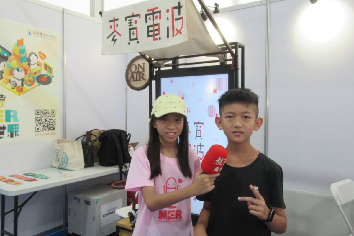 教育電臺在科學教育博覽會提供麥寶電波與雷聲筒DIY體驗，圖為校園科展小記者李璦嘉採訪參與學生。