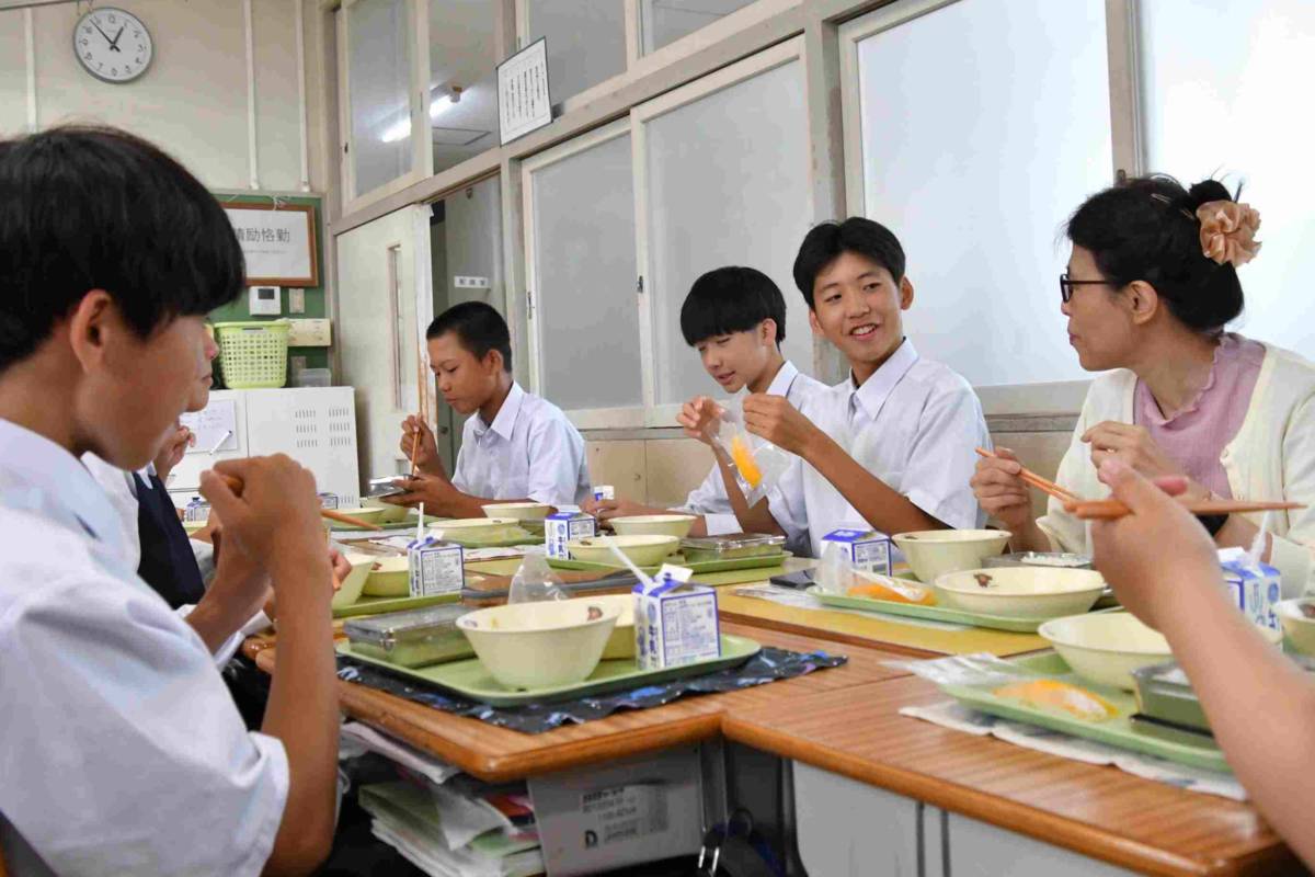 我國駐日本代表處農業組蔡淳瑩副組長與學生一同用餐，餐與學生對能享用臺灣芒果都感到相當開心。(農業部提供)