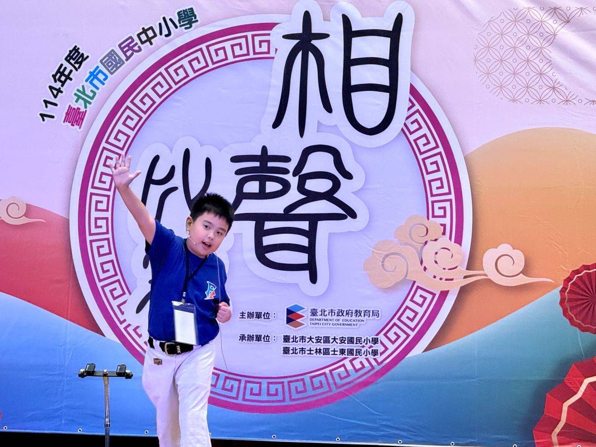 榮獲乙組單口特優的文林國小尤同學，大方生動的表演吸引全場目光