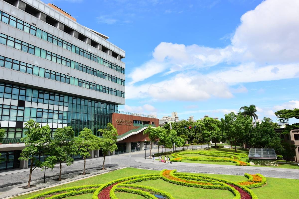 中原大學遭到歹徒冒用詐騙，校方將正式提告。圖為中原大學校景。(中原大學提供)