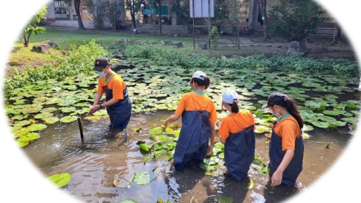 112學年度視力保健績優學校-優等-屏東縣萬丹鄉萬新國民中學-國文課愛蓮說走出教室

同時獲頒112學年度視力保健及校園菸檳危害防制教育介入輔導計畫「網紅就是你」優等的屏東縣萬丹鄉萬新國民中學，也是112學年度全國唯一的視力保健績優國中。學校結合自身地理優勢及特色，在畢業季系列活動展現推動各種運動之用心及成果，每年選定不同主題，舉辦各種不同運動休閒的戶外活動。校內常態推行150晨跑、盲人體驗活動，課程走出教室，替孩子營造視力保健的學習環境。聯合社區衛生所與眼科診所加強視力保健觀念，並訂定親子3C使用公約，親師聯手將護眼習慣實踐於生活中！

採訪：屏東縣萬丹鄉萬新國民中學劉文宗校長、學務處鄭勇成主任、衛生組紀秀明組長、潘沛琪護理師、八年一班生 楊皓琁、張懷之、洪瑜均
