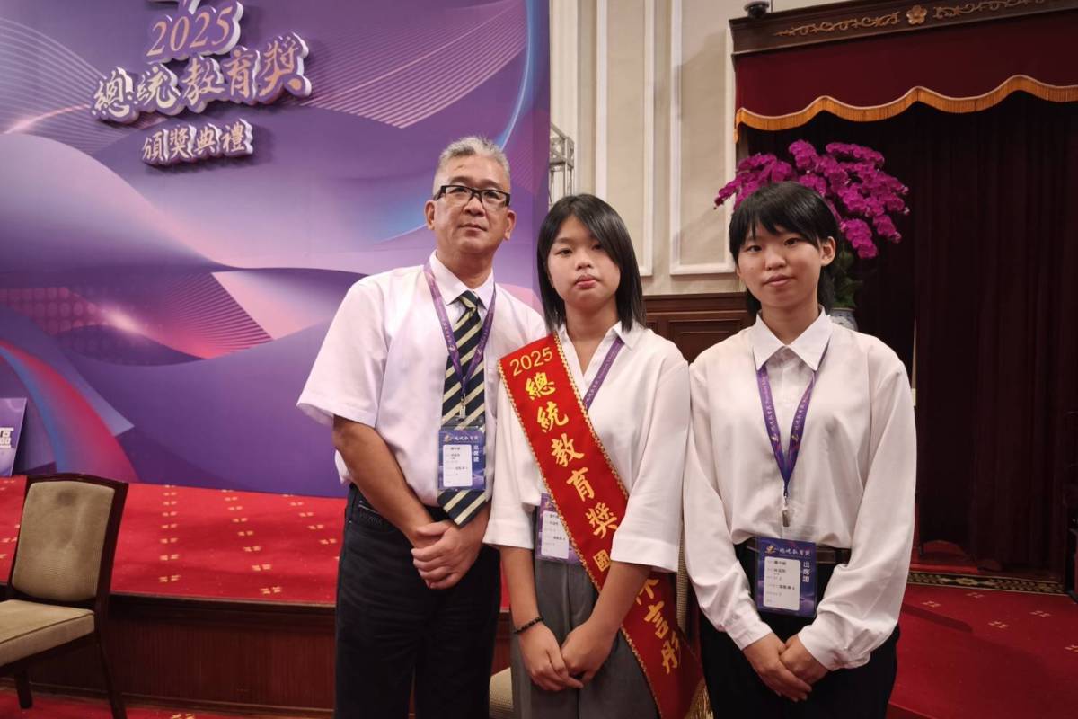 雲林縣私立正心中學國中部學生林言彤(中)獲得總統教育獎肯定，與父親及姊姊合影。