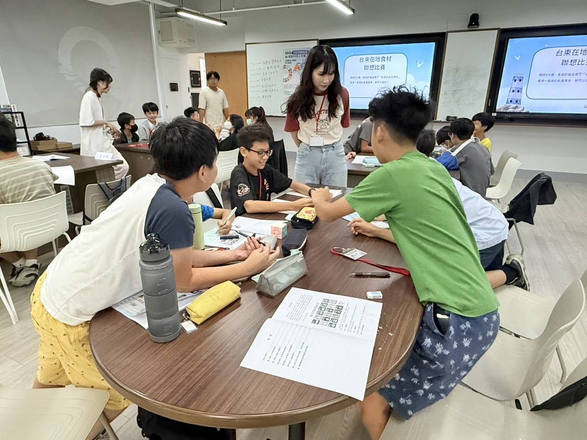 學生用AI打造故事箱劇場