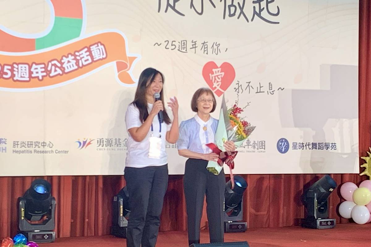 病童代表(左)獻花給張美惠教授 (記者攝)