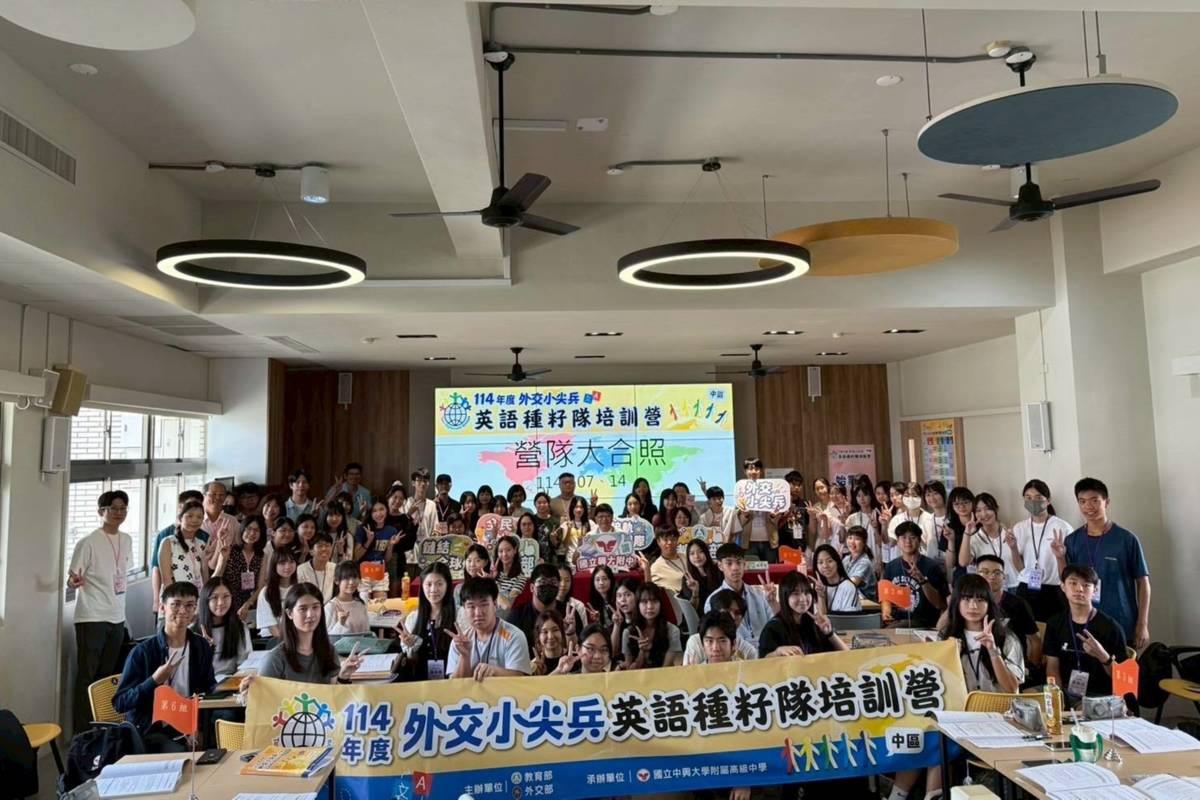 114年「外交小尖兵–英語種籽隊培訓營」中區場大合照(教育部提供)