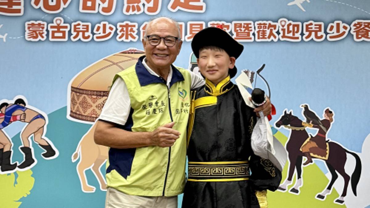 國外認養人莊慶琮先生與認養童—圖布新巴亞爾首次相見，見證 15 年真摯緣分。