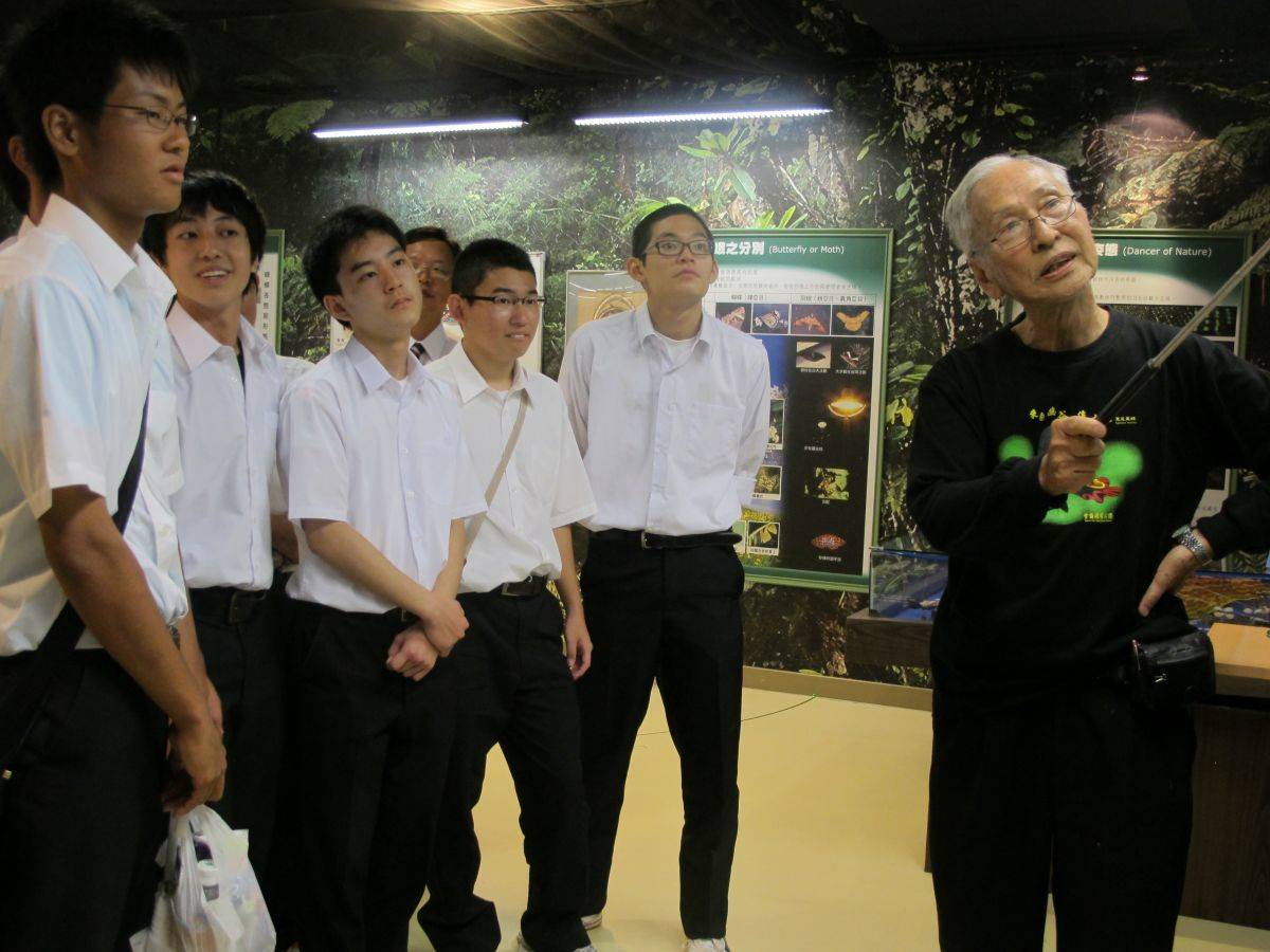 陳維壽老師以流利日語為參訪蝴蝶宮昆蟲科學博物館的日本學生導覽