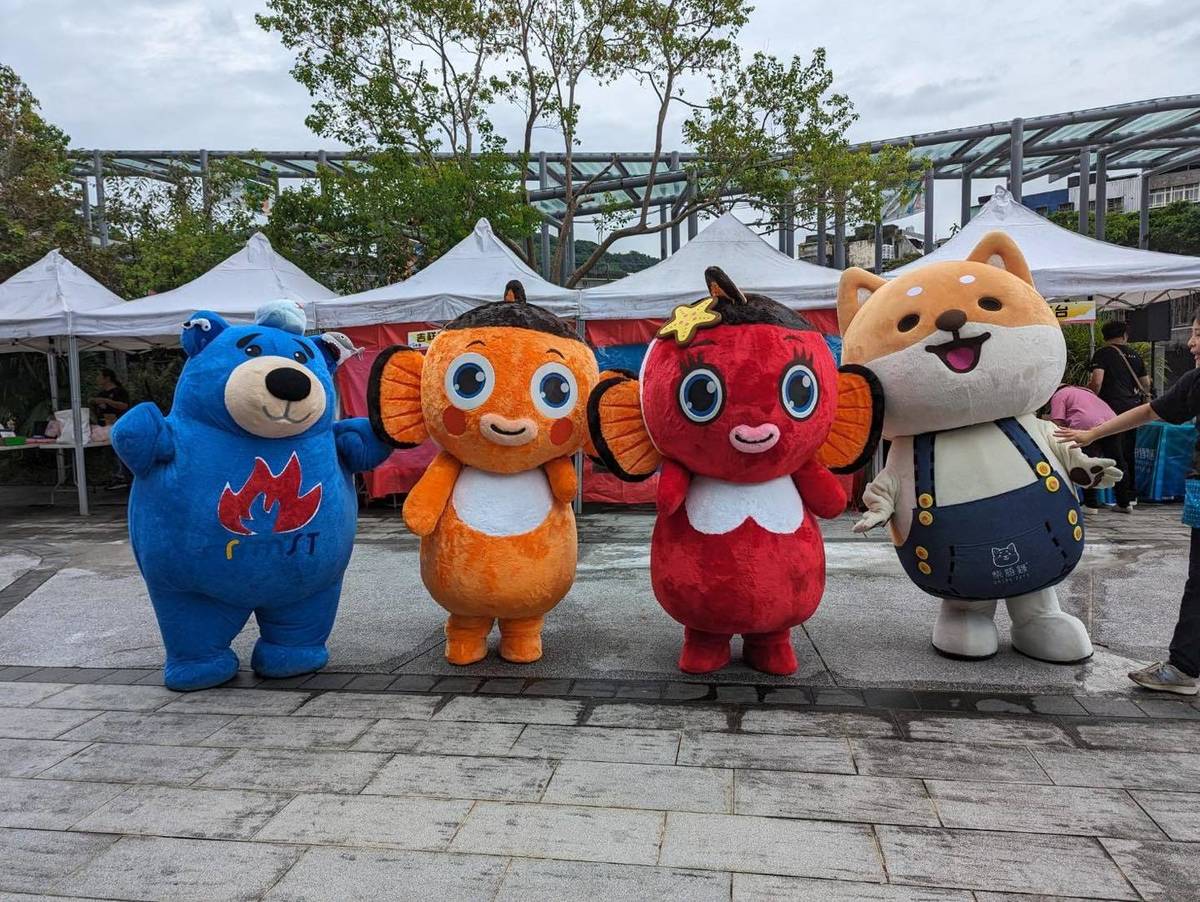 吉祥物萌力齊聚　與觀眾開心互動。(海科館提供)