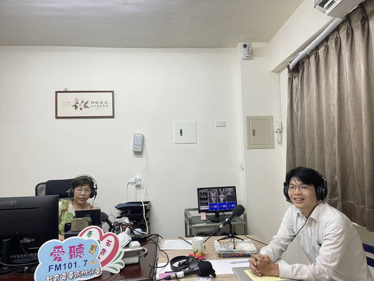 謝明佐律師(右)