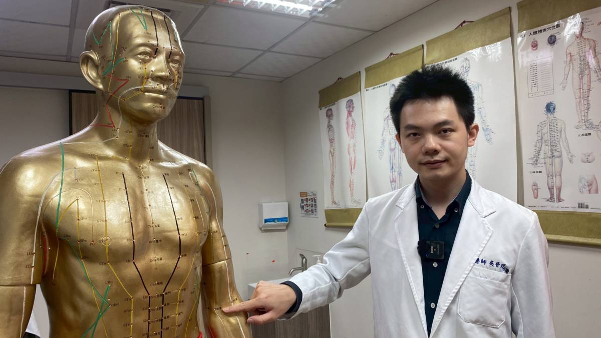 吳晉廷醫師指出按壓曲澤穴可舒緩手腕不適(圖片來源：員榮醫院提供)