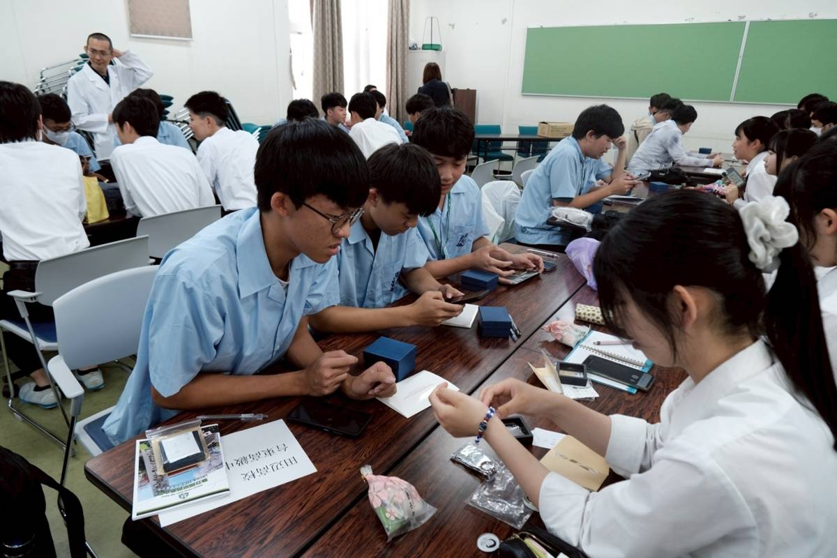 到田邊高校進行手工禮物贈送交流活動