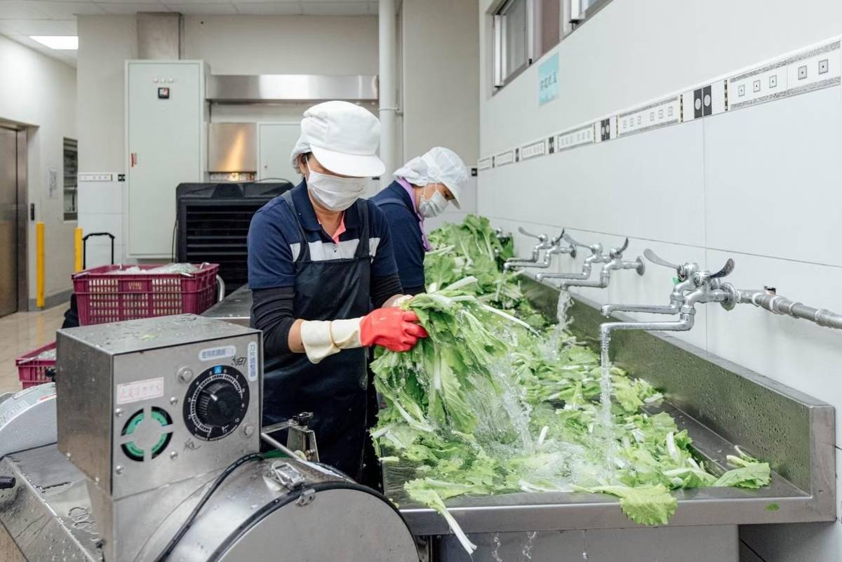 桃園市教育局編列預算改善學校廚房設備，讓學生有更好的午餐品質。(桃園市教育局提供)