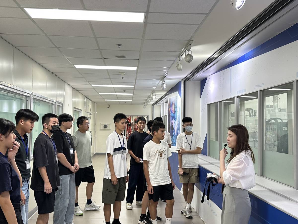 高中生半導體科普營-無塵室解說。(國研院半導體中心提供)