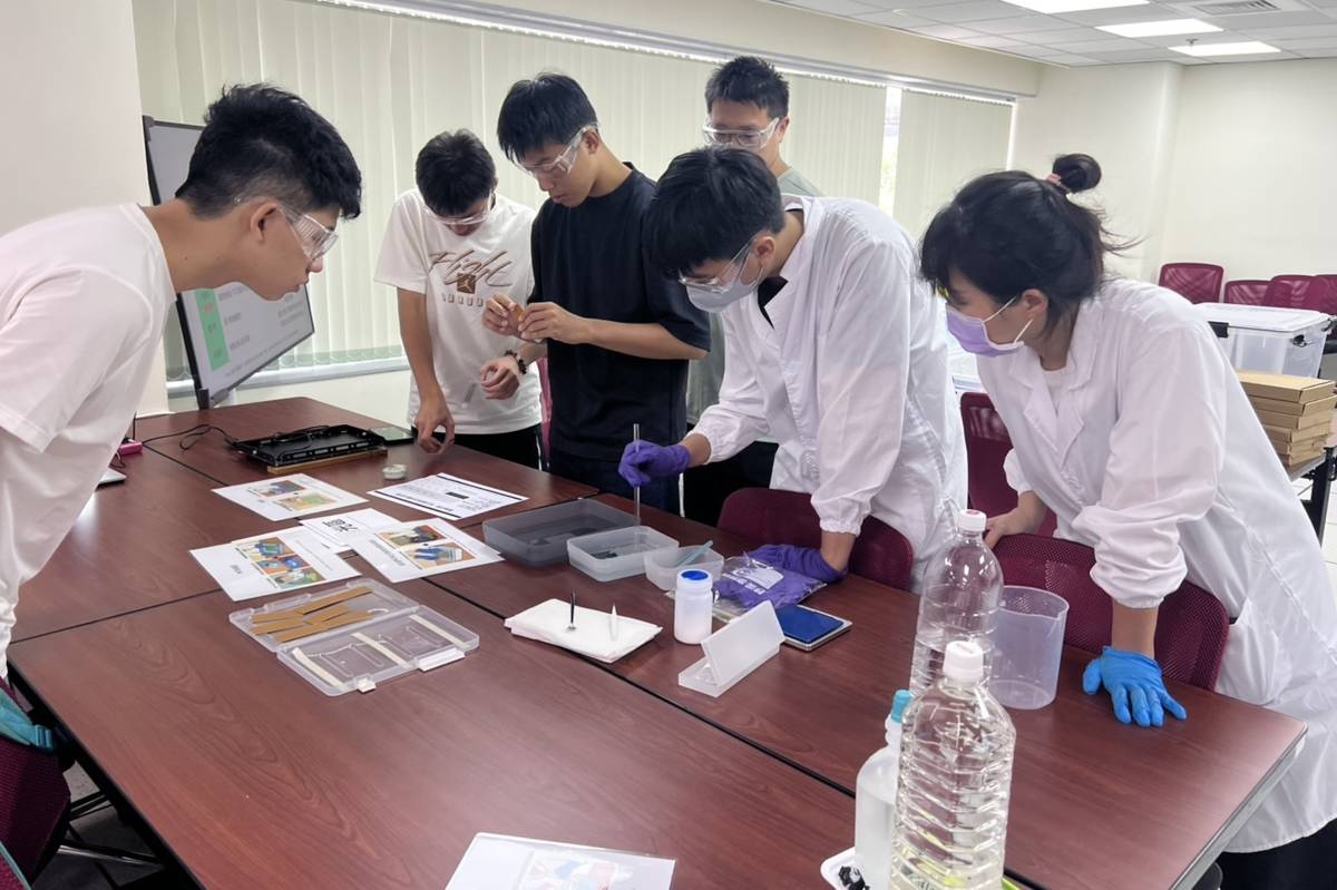 高中生半導體科普營-實驗課做手做。(國研院半導體中心提供)