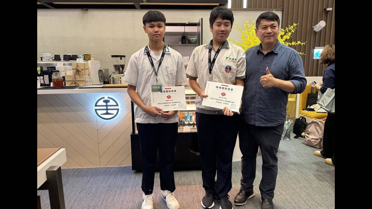 雄獅旅行社南港禮賓室葉經理與玉山計劃的學生